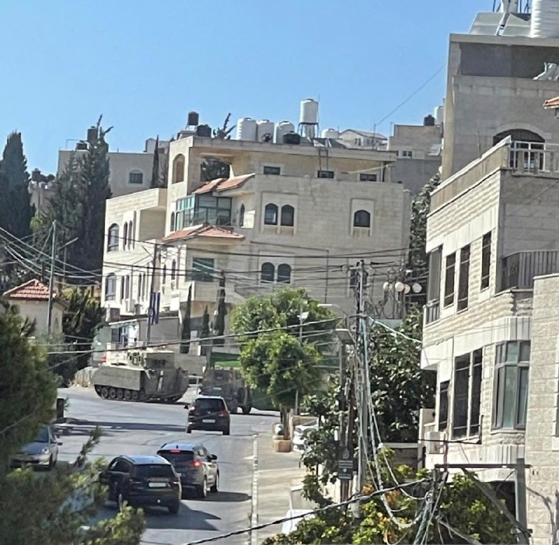 בליווי רכב משוריין מסתערים רכבי צבא הכיבוש על הכפר דיר ג'ריר, מזרחית לרמאללה.