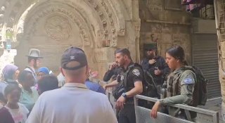 כוחות הכיבוש ממשיכים להחמיר את הנהלים בשערי מסגד אל-אקצא ומונעים מהמתפללים להיכנס לקיים תפילת צהריים