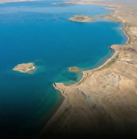 The Northern Aral Sea is staging an extraordinary revival — its water volume has surged by an impressive 42%!Once the site of one of the planet’s most devastating environmental catastrophes, the Northern Aral Sea in Kazakhstan is now emerging as a powerful symbol of ecological hope.Thanks to the construction of the Kok-Aral Dam and smarter regulation of the Syr Darya River’s flow, the northern basin now holds 27 billion cubic meters of water — a dramatic 42% increase. This vital barrier has successfully isolated the healthier northern section from the severely depleted southern Aral, allowing the “Small Aral” to stabilize and flourish.The transformation goes far beyond rising water levels. Salinity has dropped by nearly 75%, creating conditions where native fish species — long considered gone forever — are returning in force. Annual fish catches have climbed to around 8,000 tons, breathing new economic life into communities that had lost their primary livelihood when the sea retreated.Kazakhstan’s ongoing restoration efforts continue to build on this success, positioning the Northern Aral Sea as a shining global example that decisive engineering, sustained river management, and strong political commitment can reverse even the most severe ecological damage and restore life to seemingly lost landscapes.Science and facts💡