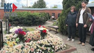 ⚡️ На Борисовском кладбище у могилы Алексея Навального прошла гражданская панихида по православному канону. Пришла мама Алексея Людмила НавальнаяВ православную Троицкую родительскую субботу на Борисовском кладбище в Москве состоялась гражданская панихида п