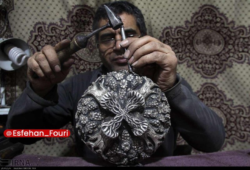 اصفهان فوری: سلامت، دغدغه پنهان هنرمندان صنایع دستی اصفهان🔹هنرمندان صنایع دستی اصفهان که در فرآیند خلق آثار ماندگار فعالیت می‌کنند، ب