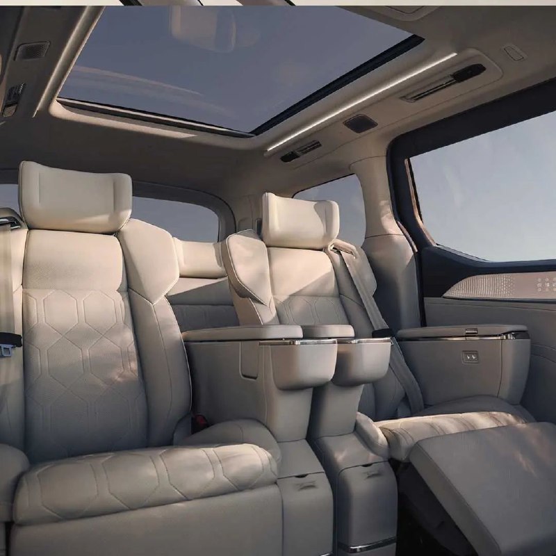 Volvo EM90 6