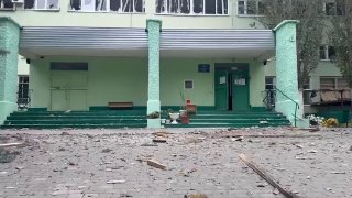 כטב"מים אוקראינים תקפו את MelGU הלילה כמה מבני חינוך נפגעו: חלונות נשברו, פנלים ורצפות בטון נהרסו. למרבה המ…