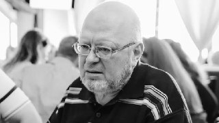 Умер хабаровский журналист Сергей Мингазов, рассказал «Ведомостям» его адвокат.У Мингазова было онкологическое заболевание, недавно он перенес две операции. Ему было 57 лет.В апреле 2024 года Мингазова задержали по уголовному делу о фейках про российскую а