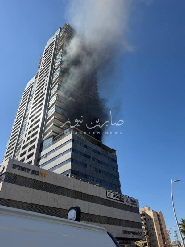 🔴פלסטין הכבושה: שריפה פרצה בבניין מסחרי בעיר אשדוד בשטחים הפלסטיניים הכבושים