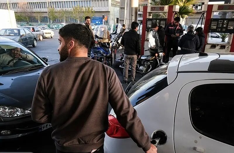 خبرداغ: 🔴 مصرف بنزین ایرانی‌ها به روزانه ۱۳۳ میلیون لیتر رسید▫️مصرف بنزین در پنج روز ۱۲ تا ۱۶ مرداد به حدود ۶۶۸ میلیون لیتر رسید