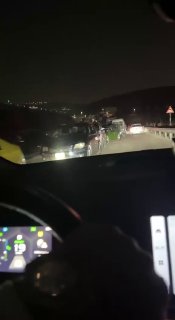 ילדים ומשפחות תקועים בתוך רכבם במחסום עין סיניה מצפון לרמאללה, לאחר שנסגר על ידי כוחות ישראל ונמנע ממנו לחז…