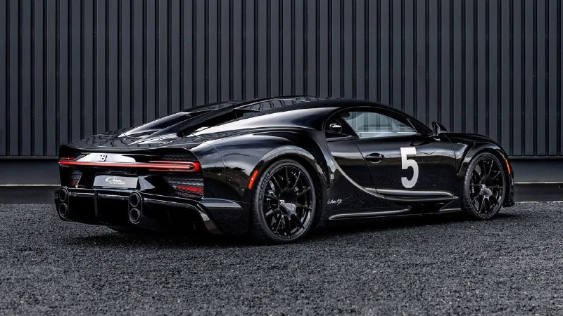 Bugatti представила винтажную версию гиперкара Chiron 2