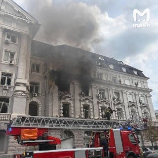 Российский реактивный дрон ударил по зданию СБУ в самом центре Киева.Зеленский сообщил, что БПЛА летел прямо в кабинет главы ведомства Александра Поклада. На месте уже работают экстренные службы. Пострадали как минимум пятеро сотрудников СБУ. ❗ Не грузятся