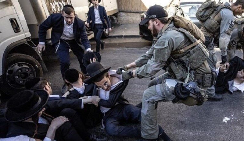 משטרת ישראל מתנגשת עם מפגינים חרדים; חלקם נפצעו