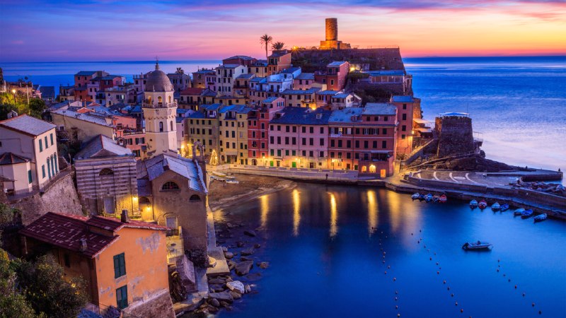 Taste the sunsetVernazza, Cinque Terre, Liguria, Italy (© Kelly Cheng/Getty Images)