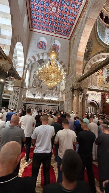 آلاف الفلسطينيين يؤدون فجر السبت بالمسجد الأقصى