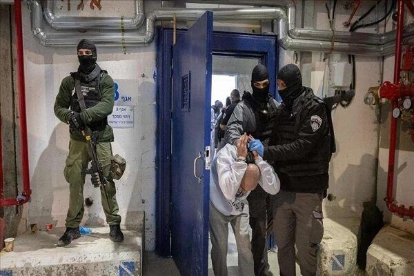 🔺מתקפה קרקעית של חיילים ציונים על שבויים פלסטינים וביזה של רכושם