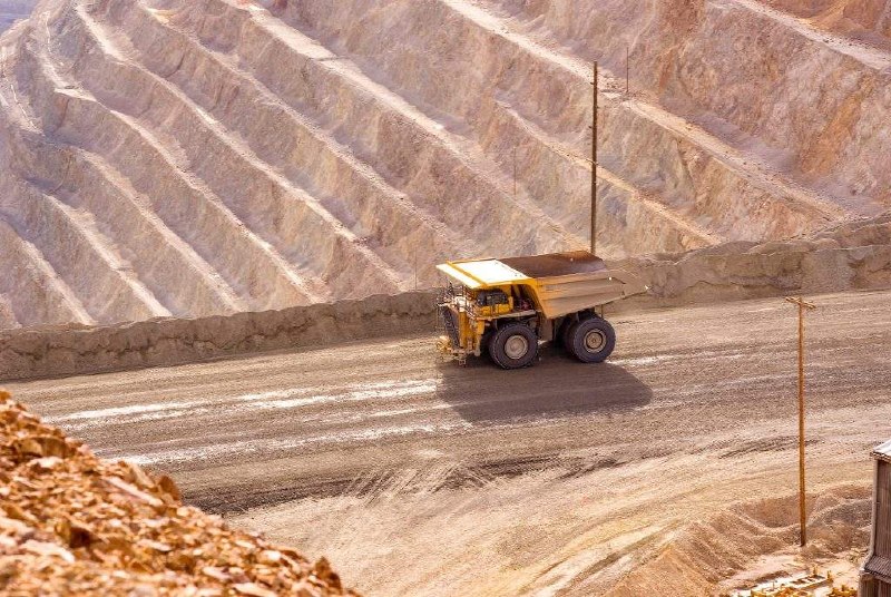 اخبار معادن و صنایع معدنی: ۸۵ درصد فعالیتها و ظرفیتهای معدنی استان یزد در اختیار دولت◀️ماین نیوز: حمیدرضا شرافت رئیس خانه معدن یزد:🔹حدود ۸۸۰ پروا