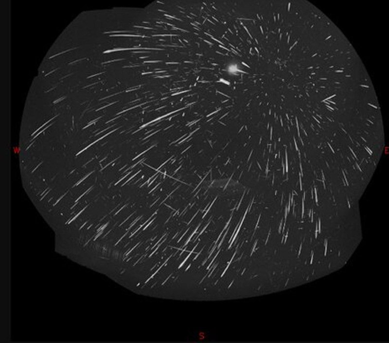 اخبارفوری و مهم: 🔴عکس روز ناسا از پرواز شهابسنگها🔹️ این عکس که در شب ۱۲ و ۱۳ اوت ثبت شده، با چهار دوربین اختصاصی رصد شهابسنگ در یک رص