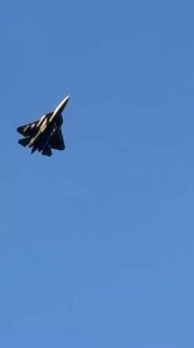 The photos show a Russian Su-57 fighter jet equipped with external pillars.