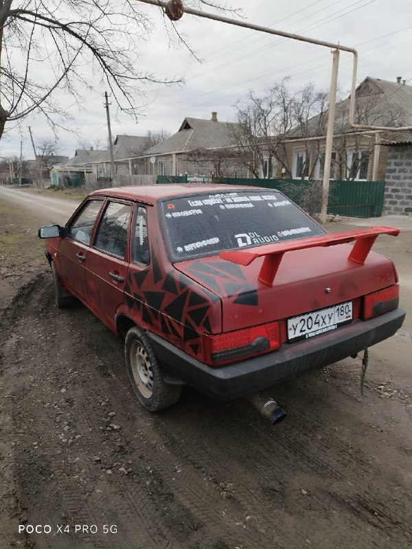 Продам ваз 21099, двигатель 1.5, едет бодро, газ бензин, машина не гнилая, торпеда ваз 2114, передни... - фотография