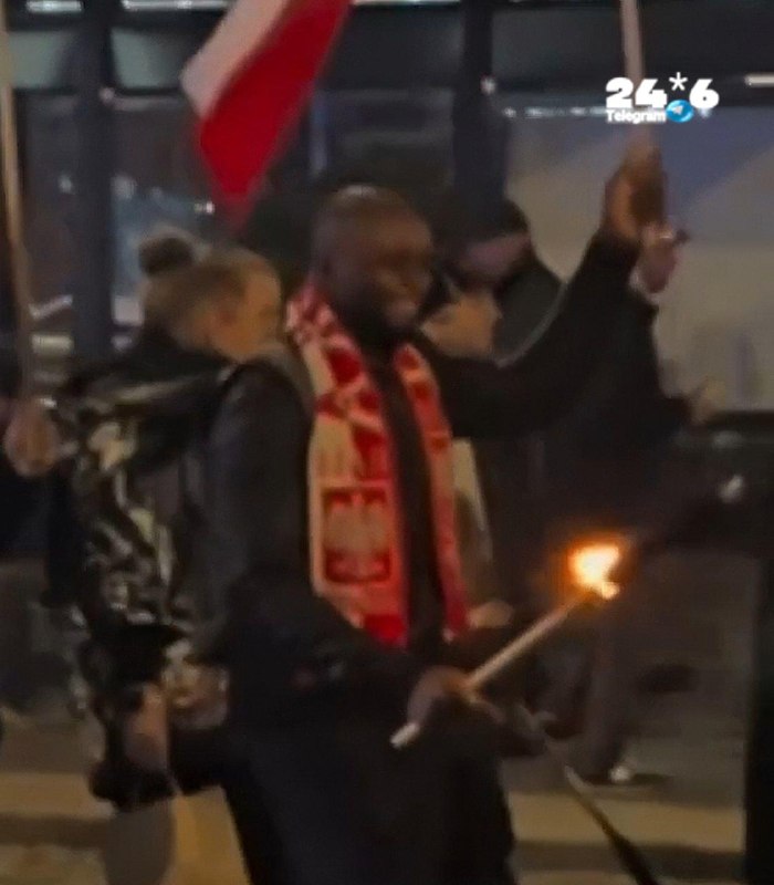 🇮🇱 In Poland, a march of right-wing supporters took place, where the participants chanted the slogan: "Poland for the Poles, Europe for the Whites". However, in one of the photos taken during the event, a young man with brown skin can be seen who also participates in the march.
