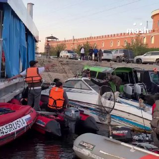 Самая необычная очередь за бензином из Якутии.Лодки скопились у плавучей заправки на станции "Лена", где отпускали до 30 литров горючего в одни руки.мужчины не очень дальнего плавания❗ Не грузятся фото и видео? Читайте нас в MAX