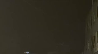 רגע מכוון למרומי "עלי אל-טאהר" בדרום לבנון עם תקיפה אווירית ישראלית.