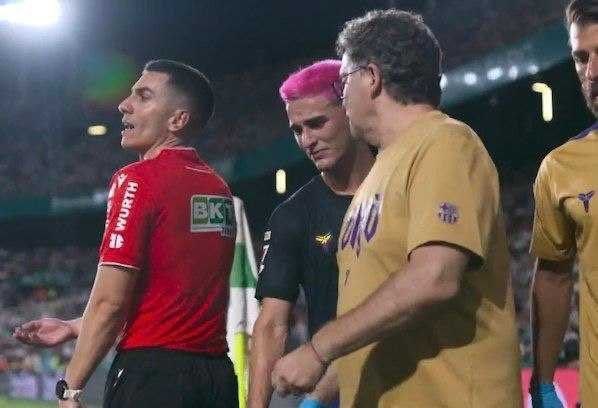 فوت توییت ⚽️: خیلی زور داره بخواییم لفظ استعداد سوخته رو به ناف گاوی ببندیمگاوی هنوزم خیلی چیزا برا ارائه کردن داره ولی سبک بازی خشن و
