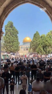 במקביל לציון 57 שנה לשריפתו, עשרות אלפים מקיימים תפילת יום שישי במסגד אל-אקצא המבורך.