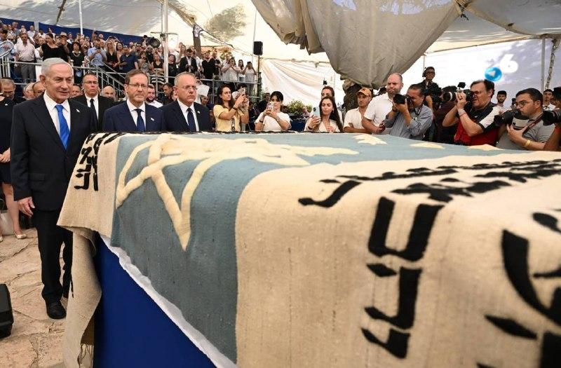 🇮🇱 הנשיא הרצוג בטקס קבורת עצמותיהם של סבו וסבתו של הרצל: "אחרי כל ניצחון והישג צבאי, צריכה להגיע גם מלאכת…