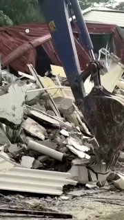 מחוקקים אינדונזיים ב-30 בספטמבר הורו להרוס מתחם יוקרתי בכלא צ'יבינונג ליד ג'קרטה לאחר שחוקרים מצאו יותר מ-10 יחידות עם מזגנים, טלוויזיות, ספות וסימולטור גולף, שלכאורה נעשה בהם שימוש על ידי אסירים מועדפים.