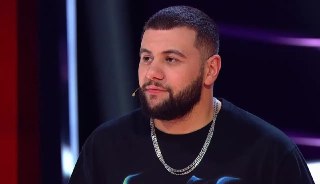 Рэпер Navai попал в аварию на Ferrari у Парка культуры в Москве — его иномарка врезалась в светофор на Зубовском бульваре. Пострадавших нет.Наваи Бакиров попытался сделать так, чтобы его не узнали и переоделся.Некоторое время назад актрису из его клипа "Де