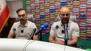 המאמן הראשי של אסטגלאל, סוהראב בחטיאריזאדה, במסיבת עיתונאים לפני המשחק מול אלומיניום ערק: