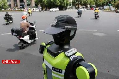 فناوری فوری📡: چین از ربات‌های انسان‌نما به‌عنوان پلیس‌ راهنمایی و رانندگی استفاده می‌کند🔹ربات‌های انسان‌نمای T۲ با وزن ۹۸ کیلوگرم و قد