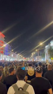 המונים עיראקים גדולים יוצאים לכיוון נג'ף אל-אשרף כדי להשתתף בהלווייתו של מנהיג המהפכה.