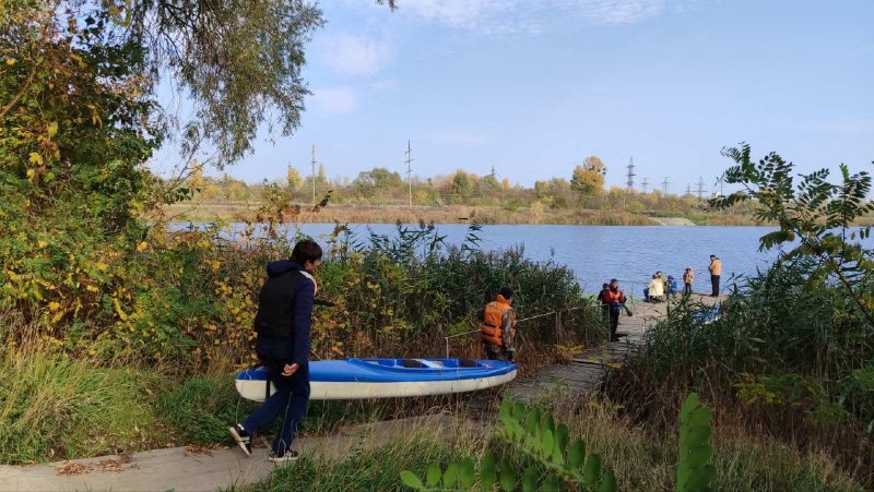 Юні вихованці гуртка веслування в Каневі здійснили останню цього року мандрівку озером.Після повернення вони привели плавзасоби до ладу та підготували їх до зимового зберігання.Подорожі організовував керівник гуртка Валентин Болдовський. До спільних