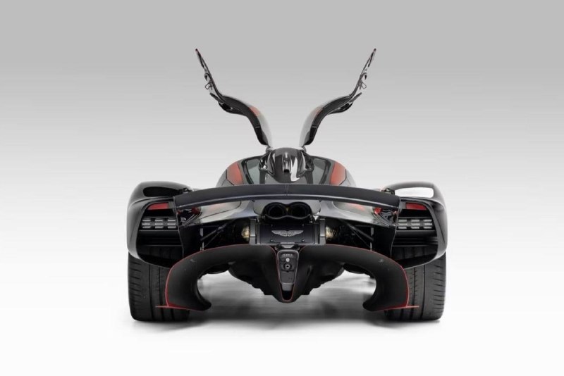 На продажу выставили ультраредкий Aston Martin Valkyrie с пробегом всего 106 км. 3