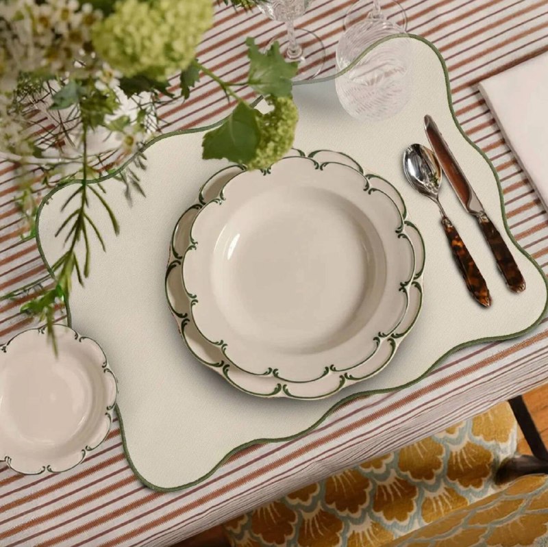 Стильные кружевные плейсматы станут отличным дополнением вашей сервировки. Можно выбрать цвет для создания разной атмосферы. Ссылка - изображение 1 - стильные, кружевные, плейсматы