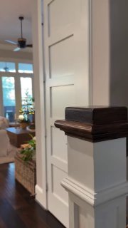 Интерьер гостиной в частном доме с камином. Это пространство уюта, тепла и статусной элегантности, где камин становится главным композиционным цент... - изображение 1 - интерьер, гостиной, частном