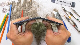 Сгибаемый Galaxy Z Fold 8 оказался несгибаемым *бадум-тсс*Главный вандал YouTube JerryRigEverything не смог сломать флагман Samsung — новый экран, усиленный титановой подложкой, с честью выдержал все испытания. При изгибе в обратную сторону отошла задняя с