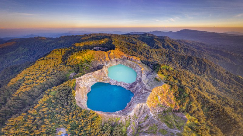 让人心旷神怡的美景克里穆图的火山口湖，弗洛勒斯岛，印度尼西亚 (© Shane P. White/Minden Pictures)