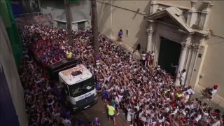 🇬🇧 A diplomatic row has erupted between the UK and China after Beijing's embassy workers in #London were accused of brandishing electroshock weapons at protesters.The UK Government has warned China that attempts by a foreign state to “coerce, intimidate, harass, or harm” individuals on UK soil will not be tolerated, The i Paper has been told.Follow main channel -> LiveLeak Follow private channel -> LiveLeak Private