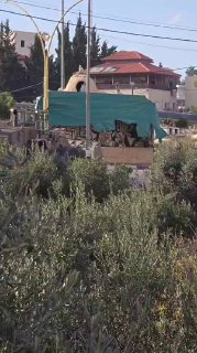 דחפור כיבוש מתחיל להרוס את ציור הקיר של ההרוג באגיס אבו עטואן בעיר דורה, דרומית לחברון.