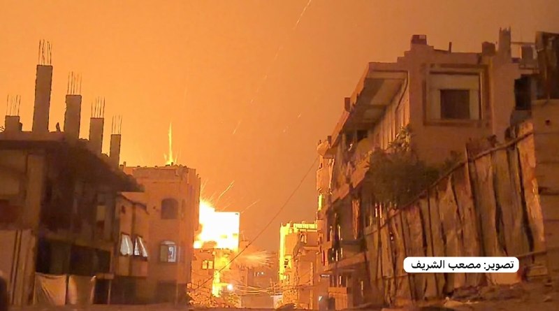 מטוס ישראלי מפציץ בית בשכונת צפתאווי בצפון עזה הצילומים מציגים את רגע התקיפה.