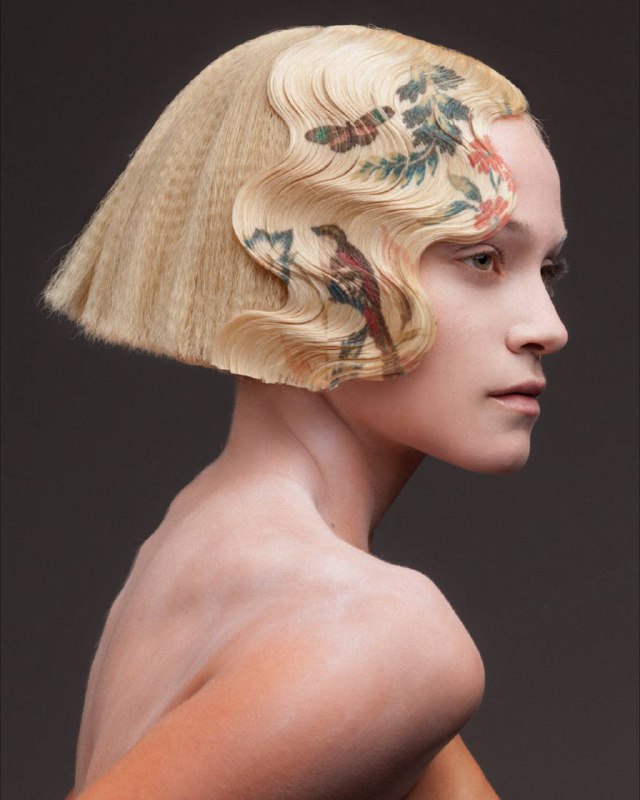 В Музее декоративных искусств в Париже открылась выставка Des cheveux et des poils —  о роли волос в формировании нашего внешнего и социального облика. Чего только нет на двух этажах этого вояжа по истории волос длиной в шесть веков: парикмахеры — от Леонара Аутье, наводившего красоту Марии-Антуанетте, до Александра из Парижа, ставшего мировой маркой Alexandre de Paris, а также их аксессуары — от жутких щупалец-фенов и первых машин для химзавивки до новейших изобретений. Обо всем по порядку — в материале Марии Сидельниковой. Жизнь на волоске: 