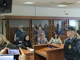 Суд в Петербурге приговорил шестерых бывших активистов движения «Весна» к срокам от 6 до 12 лет, сообщает «Медиазона».Евгения Затеева, Анну Архипову, Василия Неустроева, Павла Синельникова, Яна Ксенжепольского и Валентина Хорошенина обвиняли, в частности, 