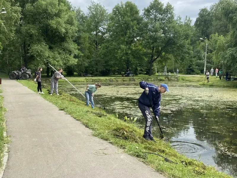 В Долгопрудном провели экологический субботник в парке «Берёзовая роща», любимом месте отдыха горожан.