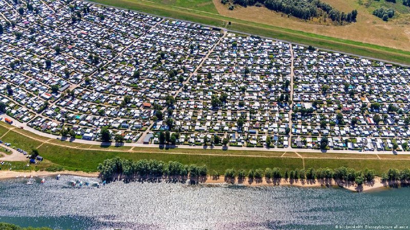 В Германии - кемпинговый бумНемцы все чаще путешествуют в автодомах и ночуют в палатках. За последние 20 лет количество ночевок выросло больше чем вдвое! А в 2025 году любители этого вида отдыха установили новый рекорд - почти 44,7 миллиона ночевок в кемпи