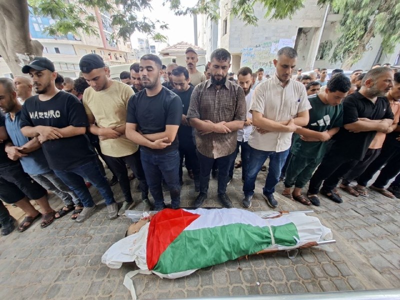 פרידה והלוויה של מנהל משטרת נפת עזה, ג'מאל אבו כמיל, שהופגז על ידי הכיבוש עם רכבו בשכונת שייח' אג'לין, דרומ…