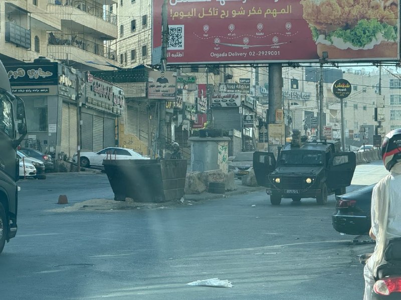 הכיבוש סוגר את הכביש מול מחנה קלנדיה, מצפון לירושלים הכבושה, במקביל לביצוע פעולות הריסה.