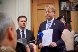 «Яблоко» подало апелляцию на решение суда о снятии списка партии с выборов в ГосдумуПредседатель «Яблока» Николай Рыбаков и один из лидеров федерального списка партии Иван Большаков подали в Верховный суд апелляцию на решение о снятии с выборов в Госдуму. 