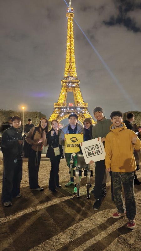 中国机器人去巴黎时装周+联合国，上时代周刊，缘分在哪？来自于【大小马聊科技】和新浪新闻的【赛博对话】节目，NOETIX松延动力 创始人姜哲源清华读博时是大小马听友，后来和 电动Emma 一起做了赛博对话 