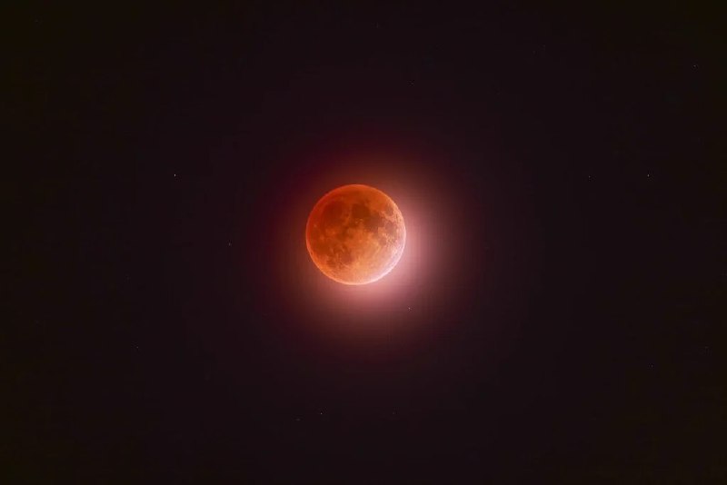 اخبار الونیوز AloNews: 👈امشب یه ماه‌گرفتگی تقریباً کامل که بهش می‌گن ماه خونین (Blood Moon)، از سراسر آمریکای شمالی و جنوبی قابل دیدنه✅ @AloNew